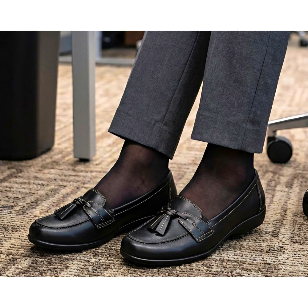 Clarks Collection Women’s Black Leather Tassel Slip-On Loafer Flats US 9.5